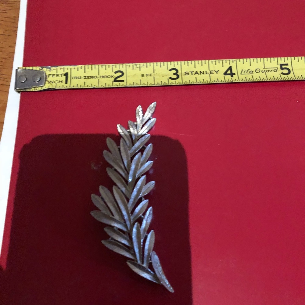 Silver sparkle leaf brooch